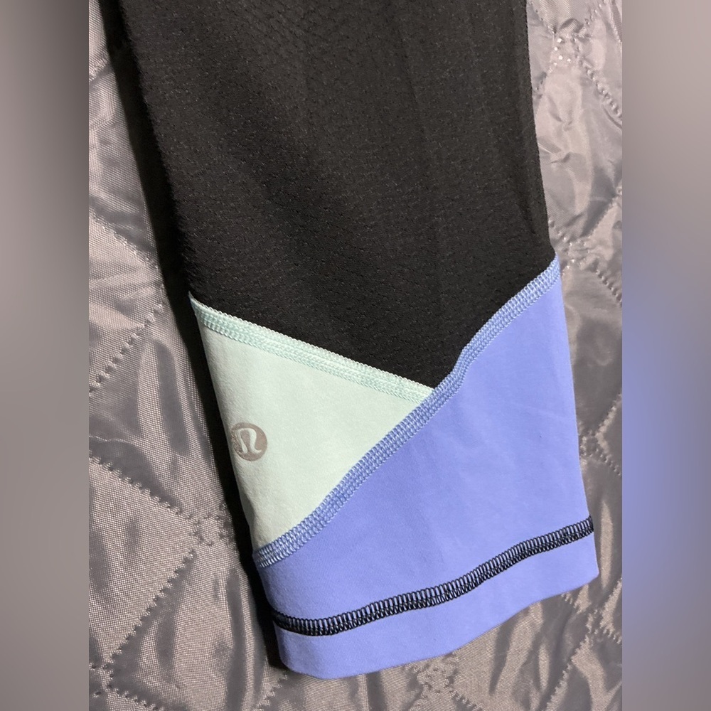 Lululemon Crop Leggings Size 10 - Black with Patterned Waist & Mesh Details - Picture 6 of 10